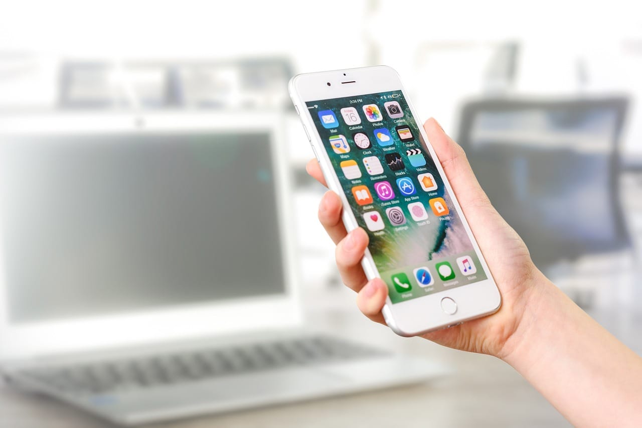 Digital Detox 2.0: aplikacje, które same się blokują woman-holding-a-smartphone-3168797_1280