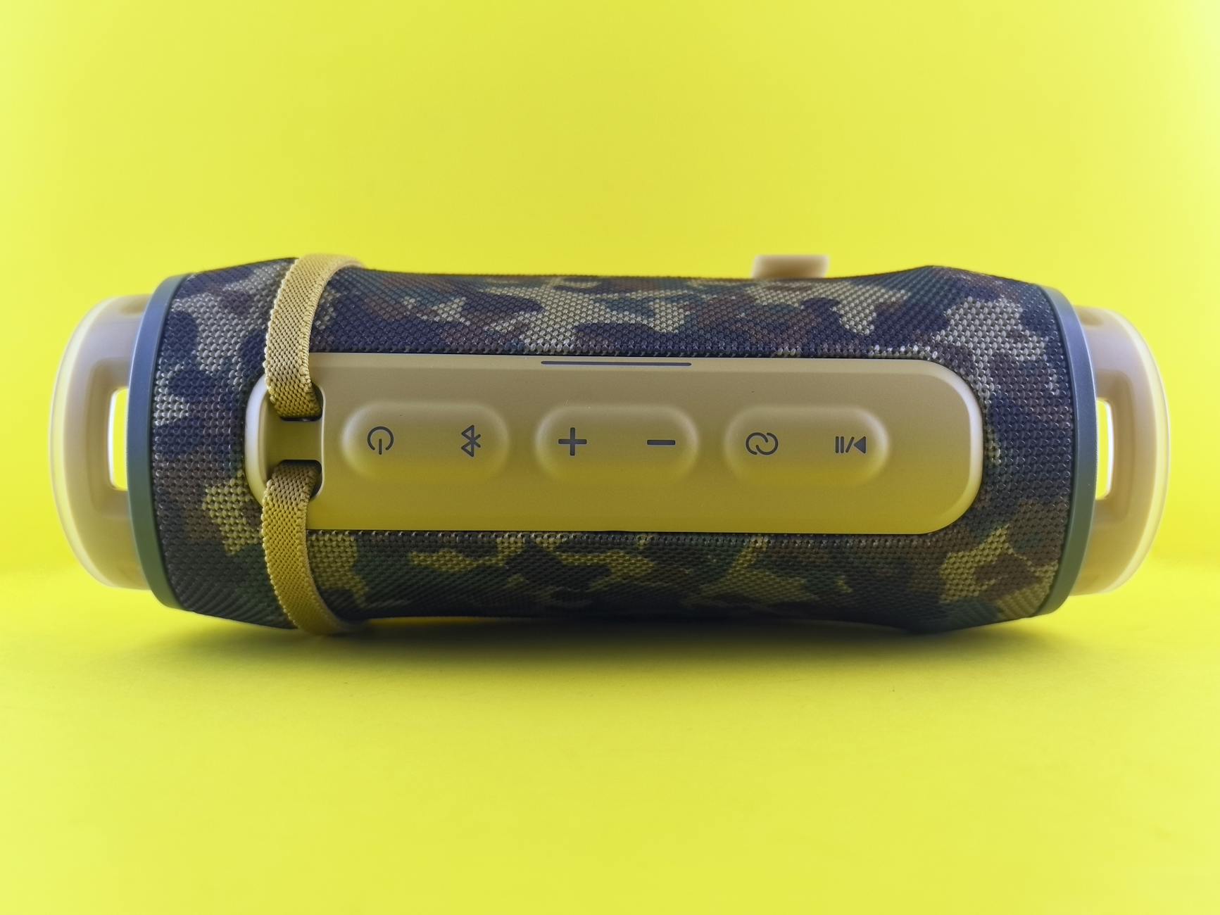 Przenośny głośnik Bluetooth w moro na żółtym tle