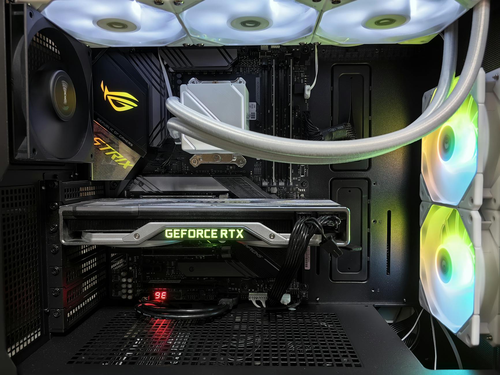 Środek obudowy gaming PC z kartą GeForce RTX i podświetleniem RGB