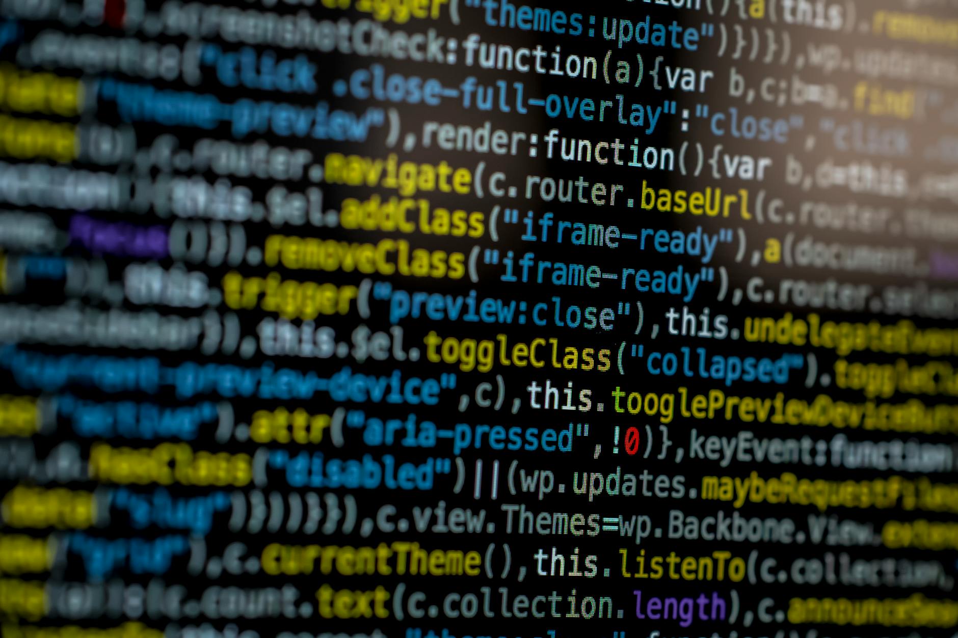Zbliżenie ekranu komputera z kolorowym kodem programistycznym