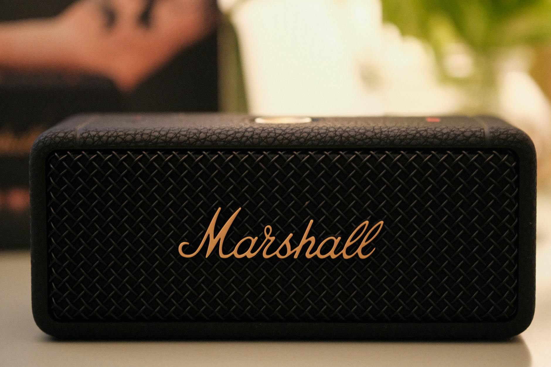 Zbliżenie na przenośny głośnik Bluetooth Marshall o teksturowanej obudowie