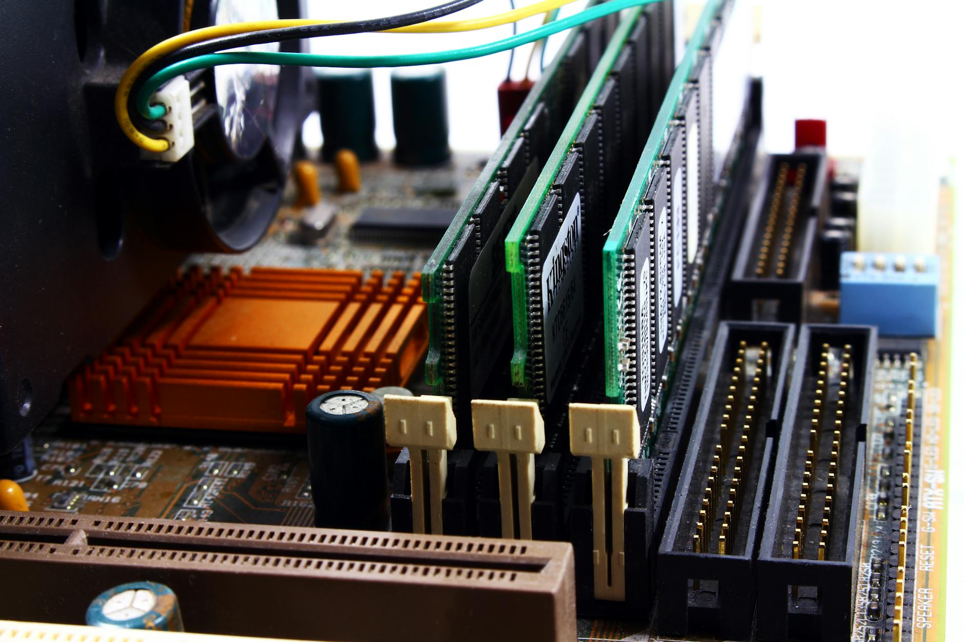 Zbliżenie płyty głównej z modułami RAM, chipsetem i okablowaniem
