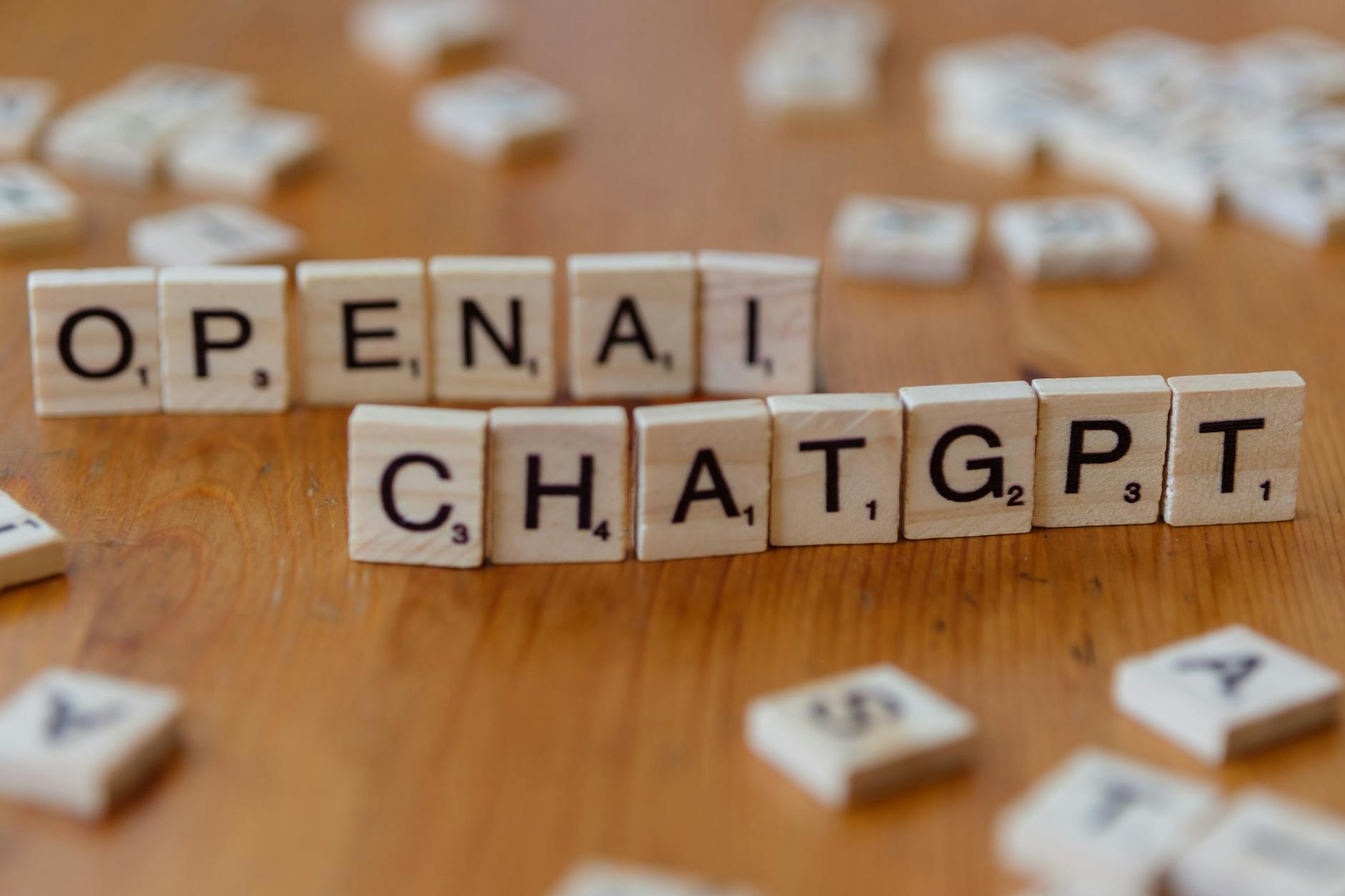 Drewniane płytki z literami układające się w napis OPENAI CHATGPT