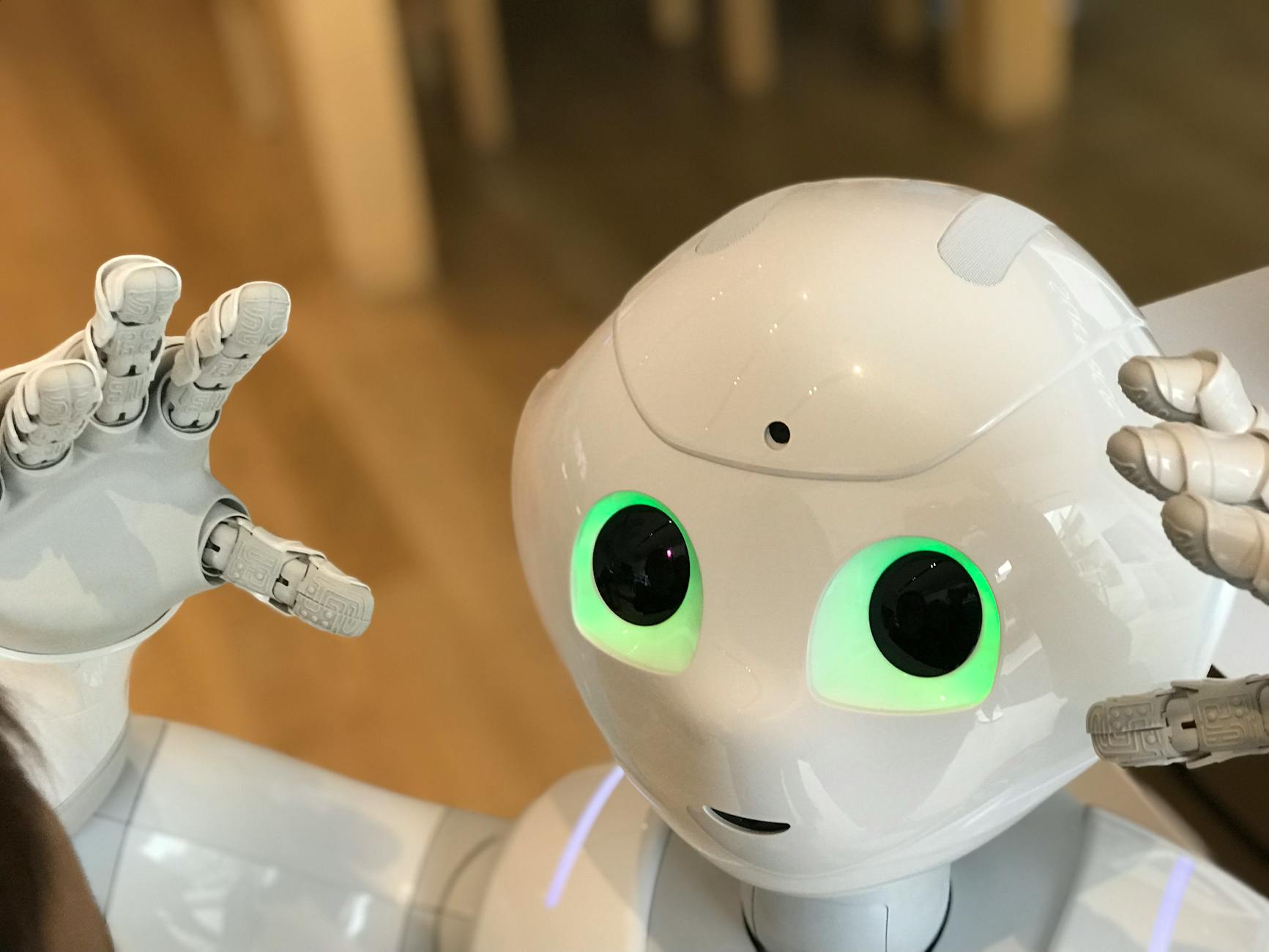 Futurystyczny humanoidalny robot z zielonymi świecącymi oczami
