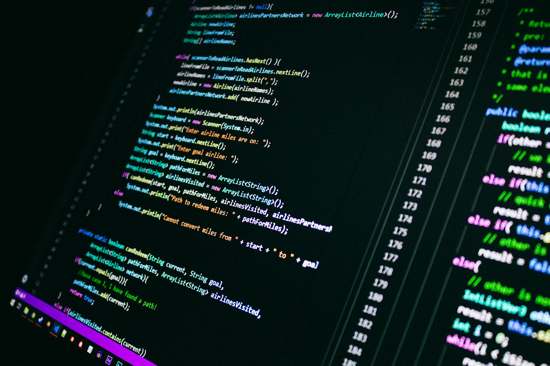Kolorowy kod programistyczny wyświetlony na ekranie komputera