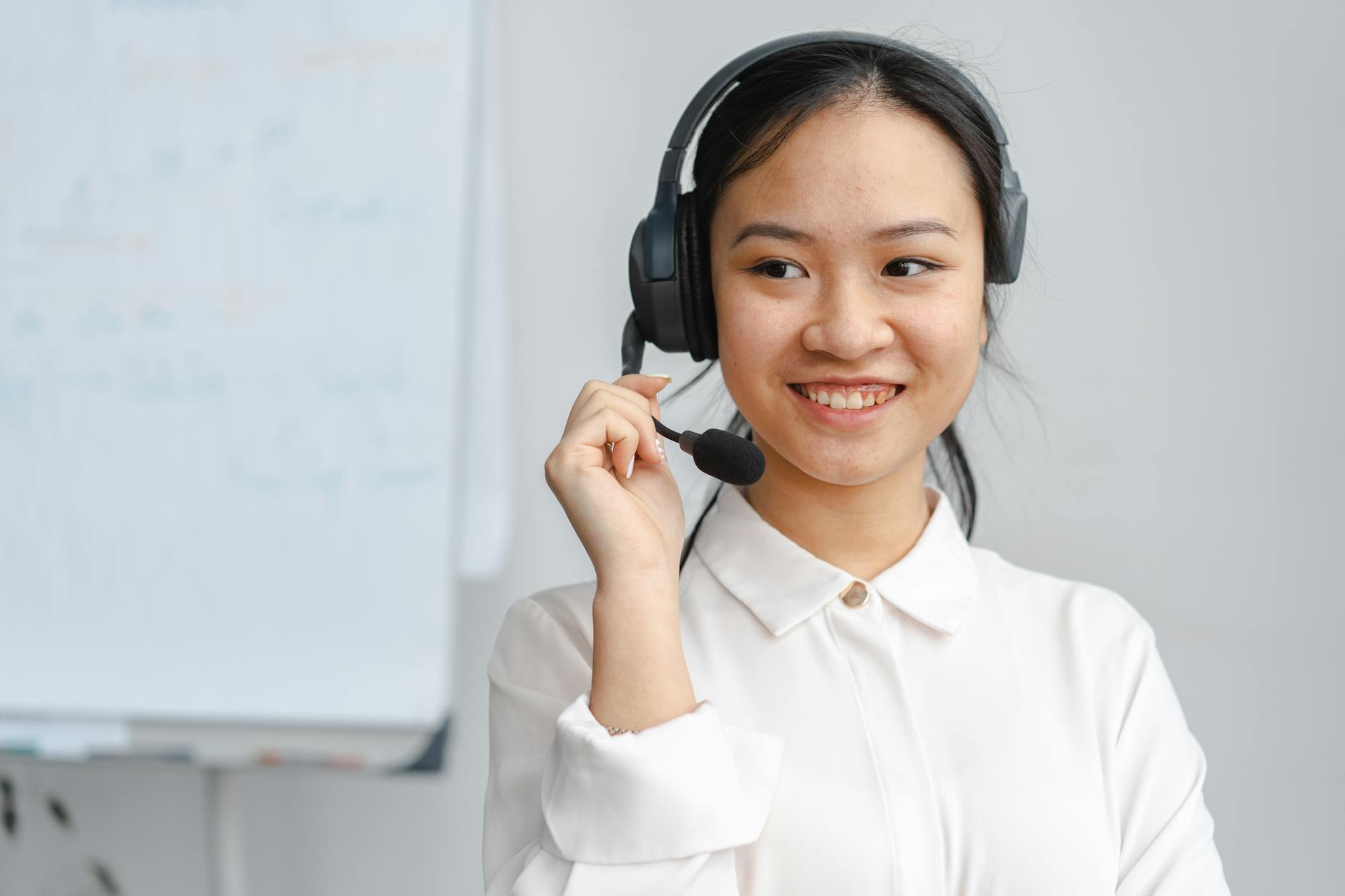 Konsultantka call center w słuchawce podczas rozmowy z klientem
