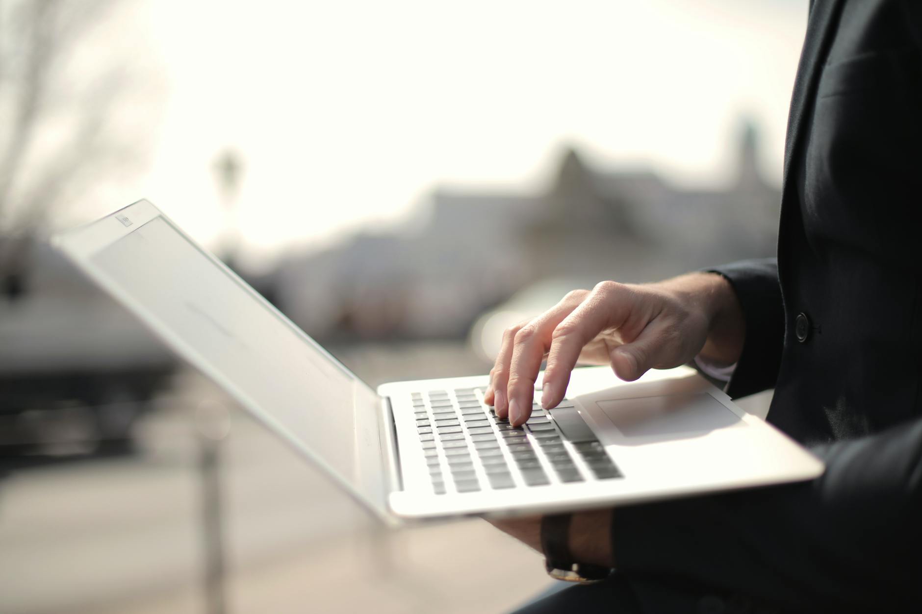 Specjalista pracujący z laptopem na zewnątrz podczas zdalnej pracy