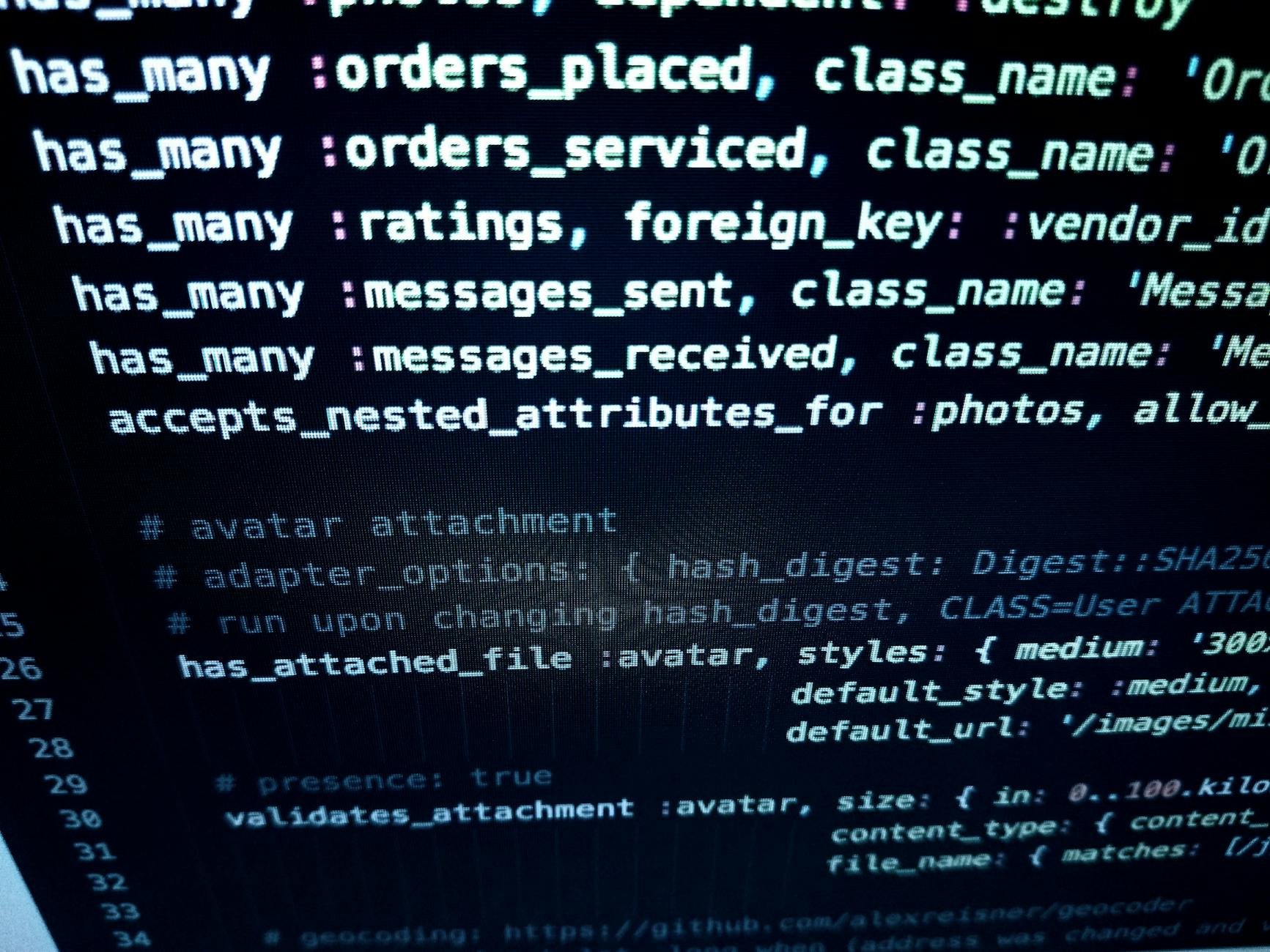 Zbliżenie kolorowego kodu programistycznego na ekranie monitora