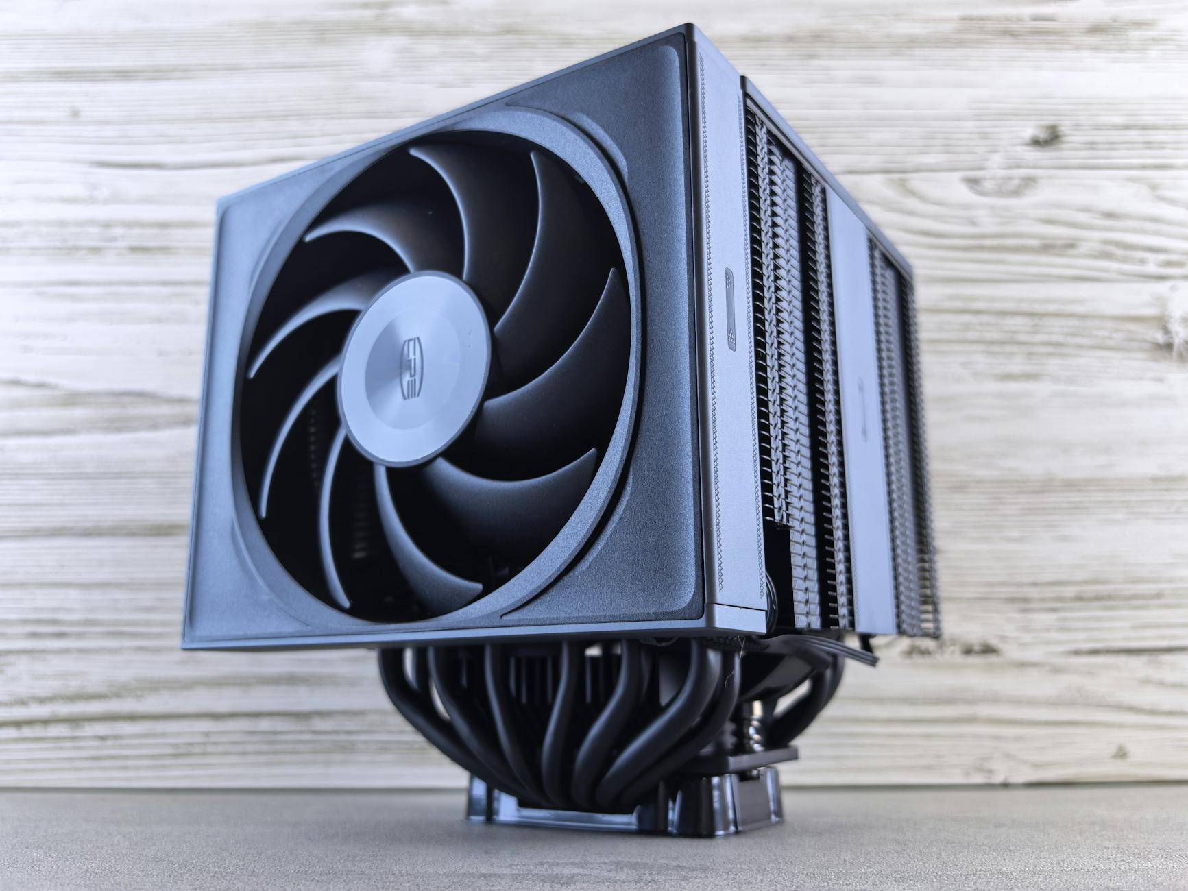 Zbliżenie na nowoczesny wentylator CPU z ciepłowodami w obudowie PC