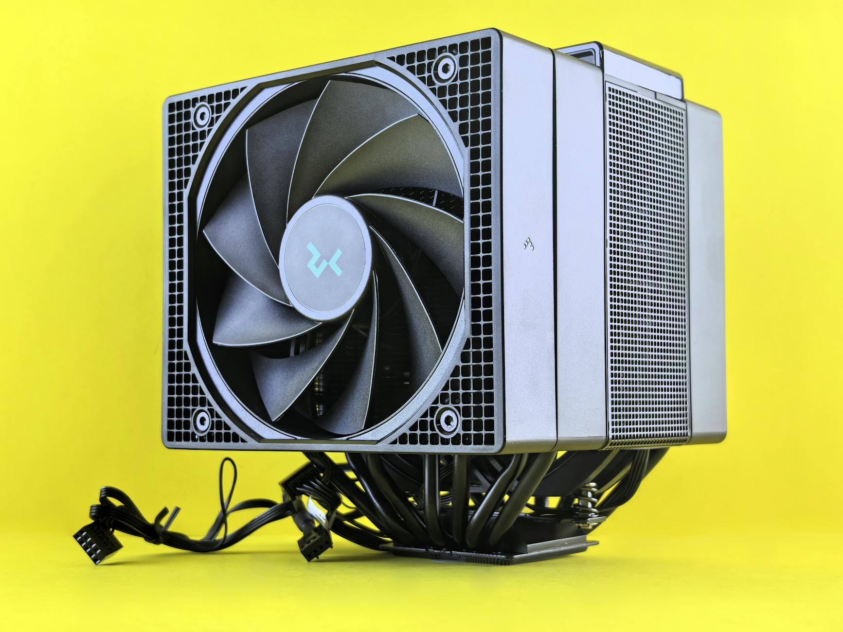 Zbliżenie na wydajny cooler CPU z wentylatorem na żółtym tle