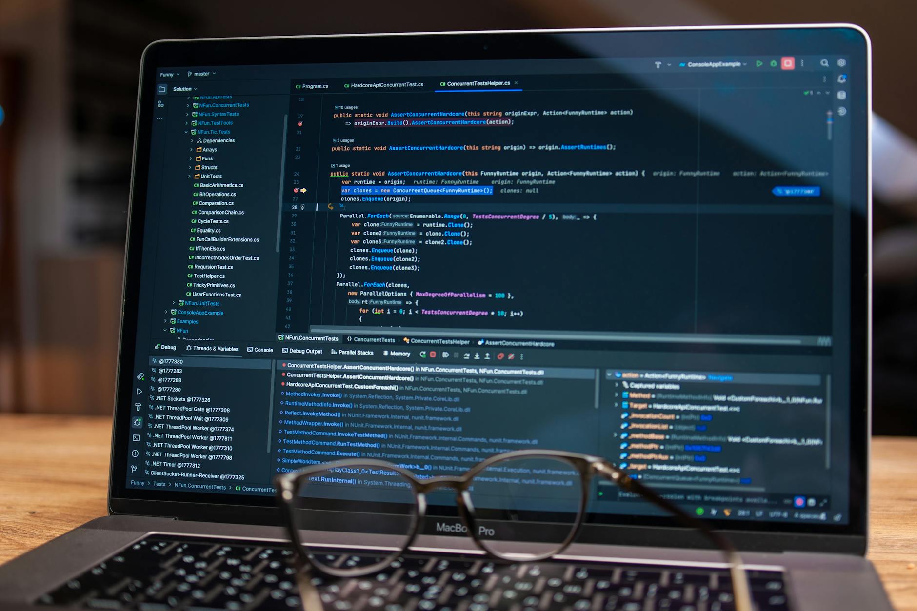 Ekran laptopa z kodem w narzędziu deweloperskim podczas debugowania