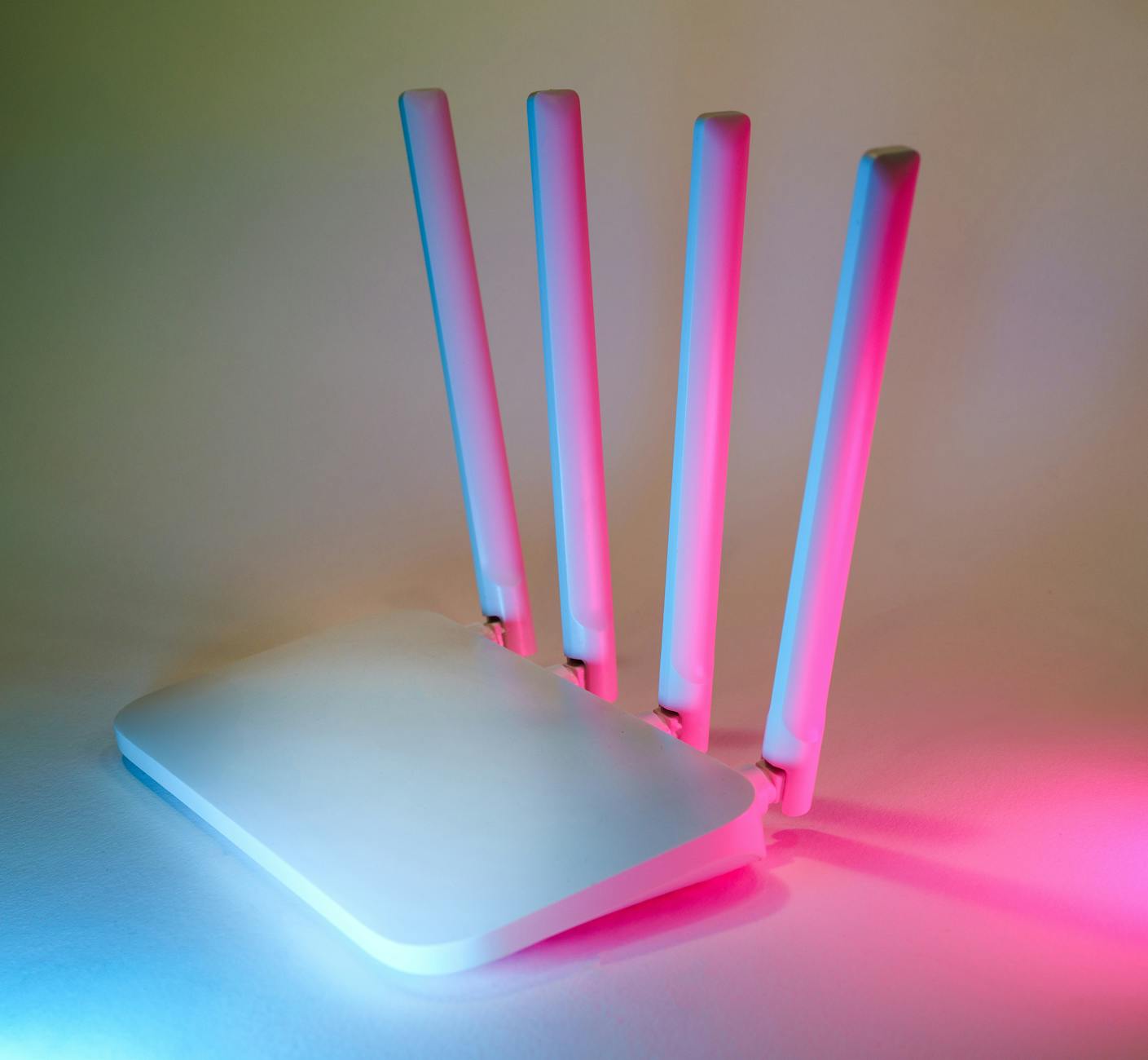 Nowoczesny router bezprzewodowy oświetlony neonowymi kolorami