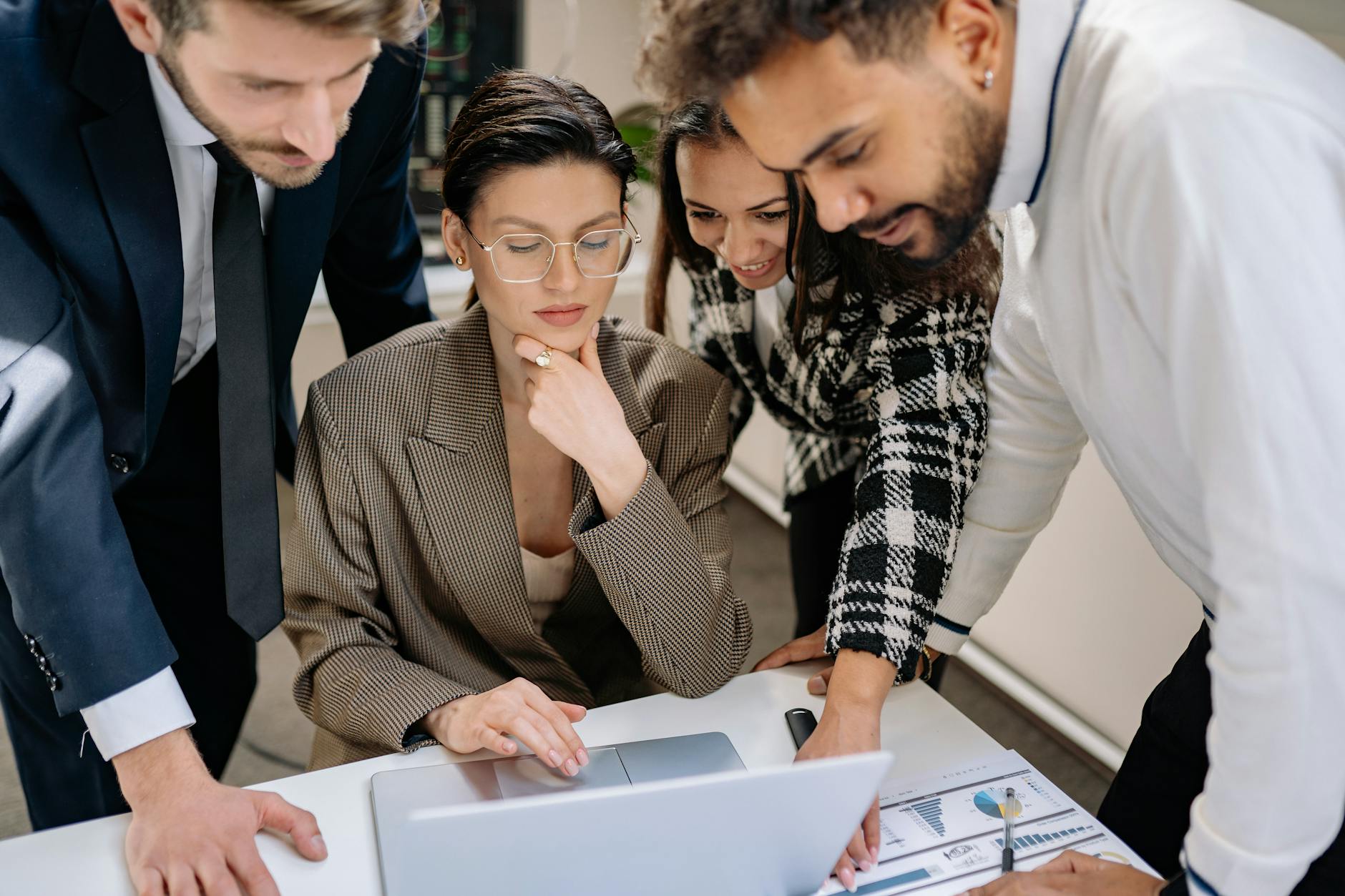 Zespół startupu pracuje nad rozwiązaniami AI przy laptopie w biurze