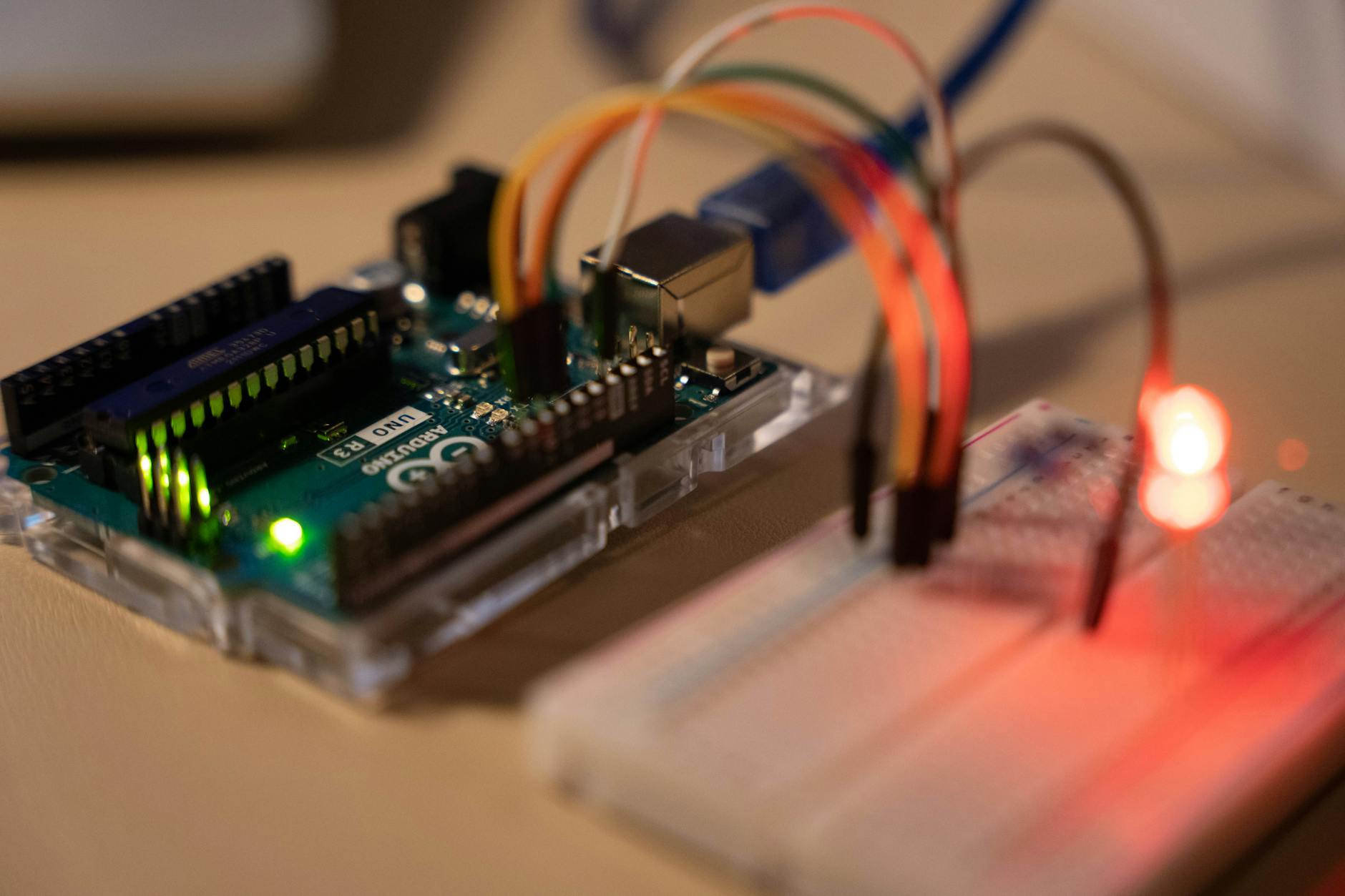 Arduino na płytce stykowej z świecącą diodą LED