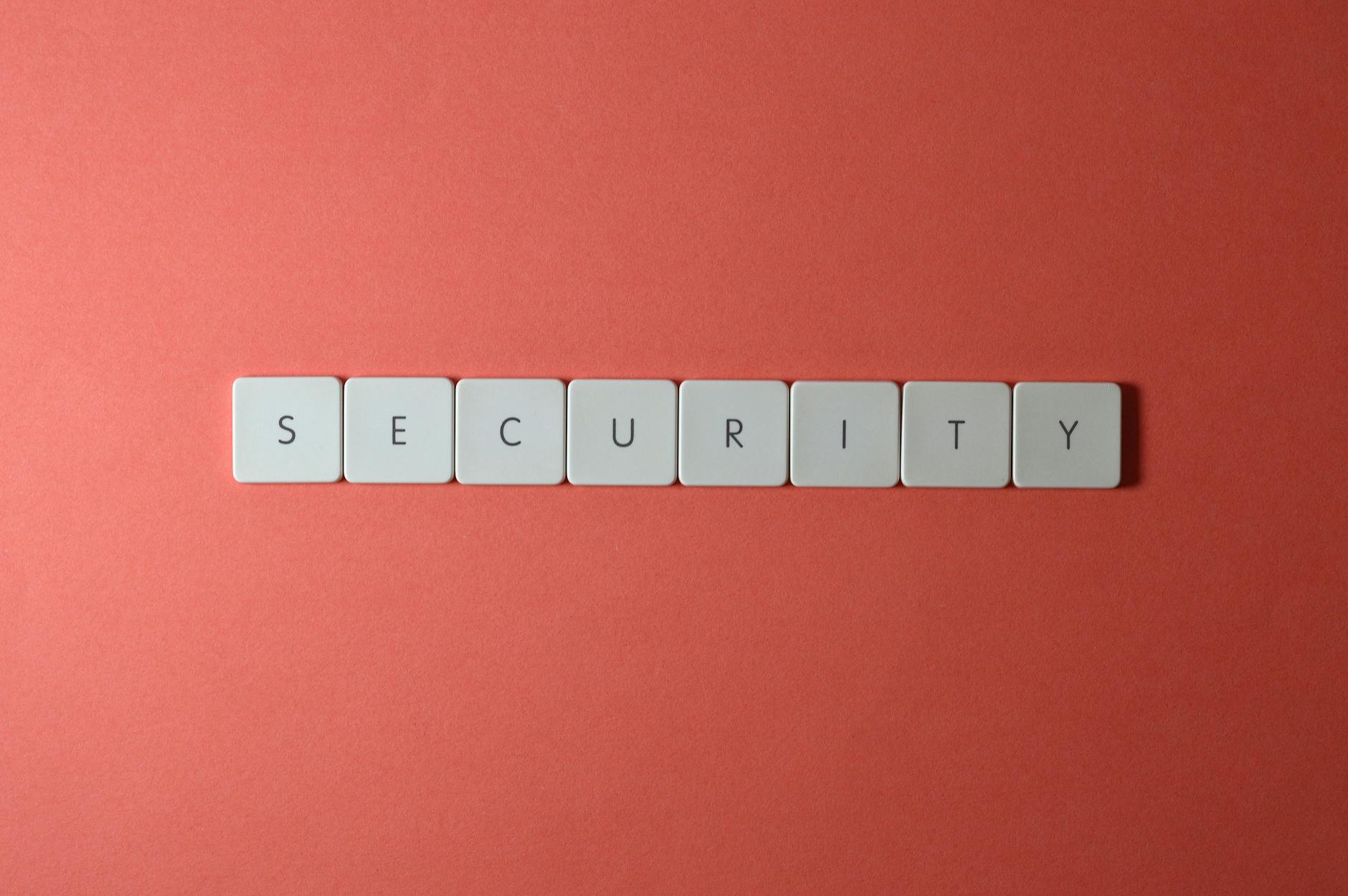 Klawisze klawiatury układające się w napis security na czerwonym tle