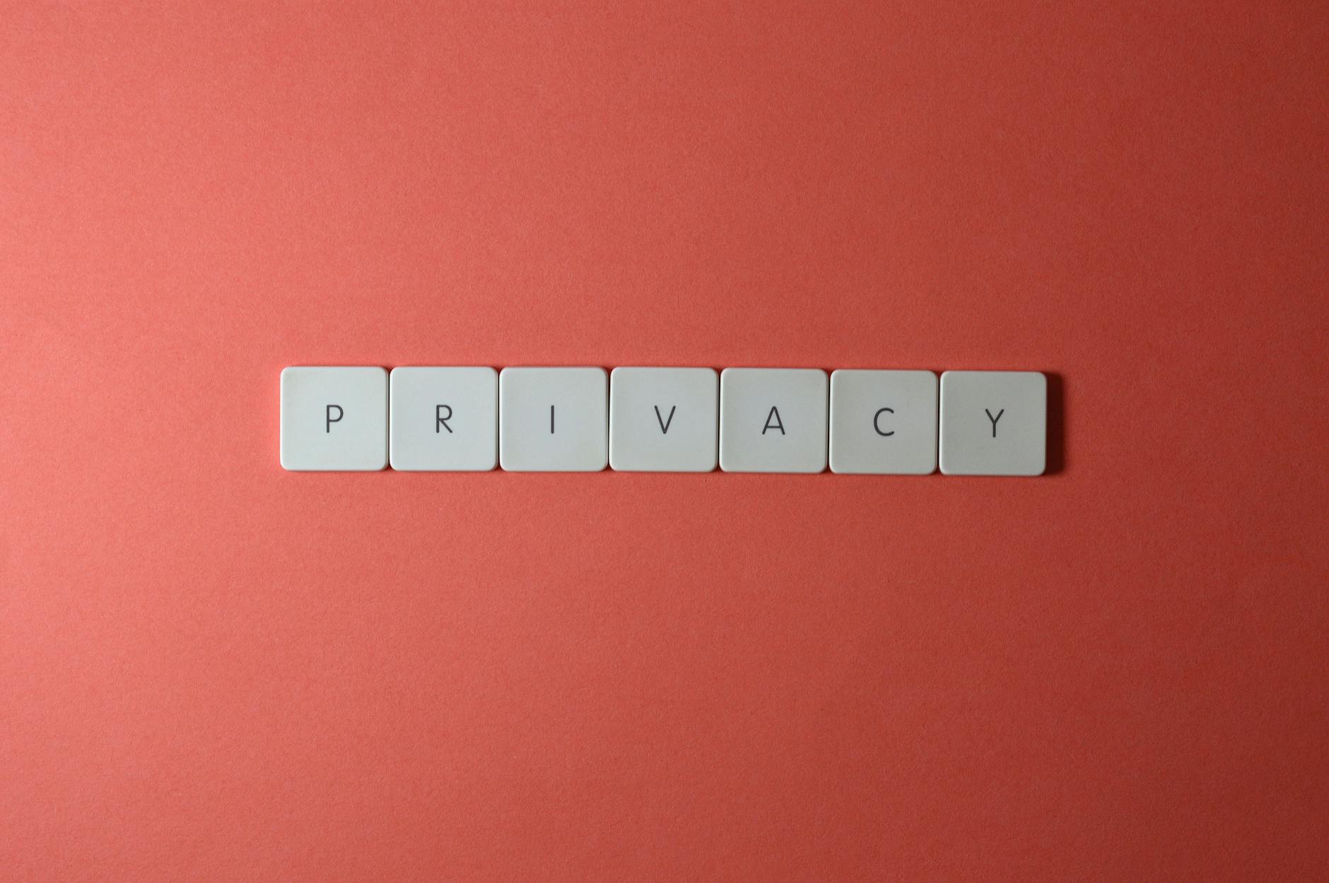 Kostki z napisem privacy na czerwonym tle symbolizujące ochronę danych