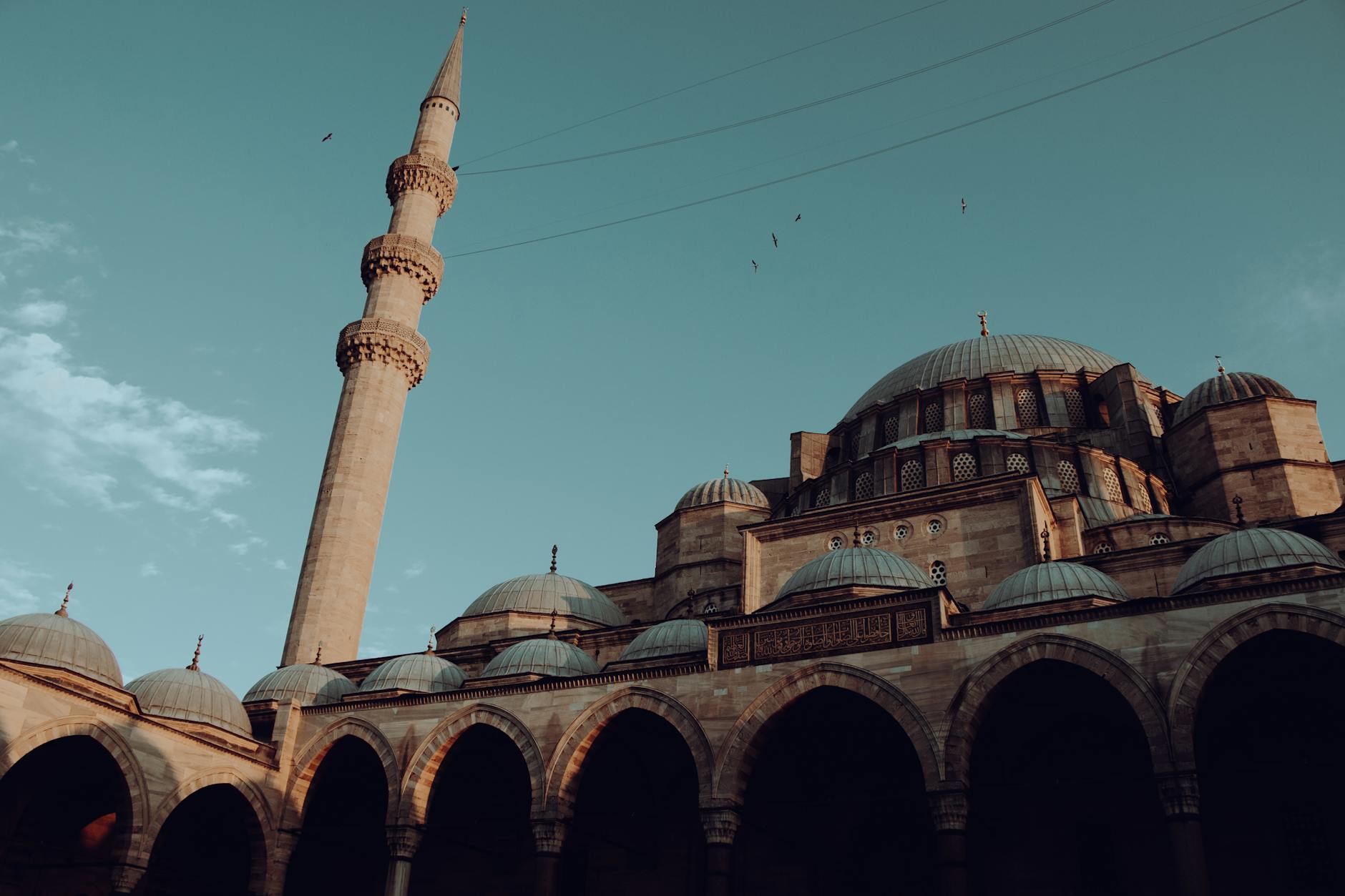 Meczet Sulejmana z minaretem na tle błękitnego nieba w Stambule