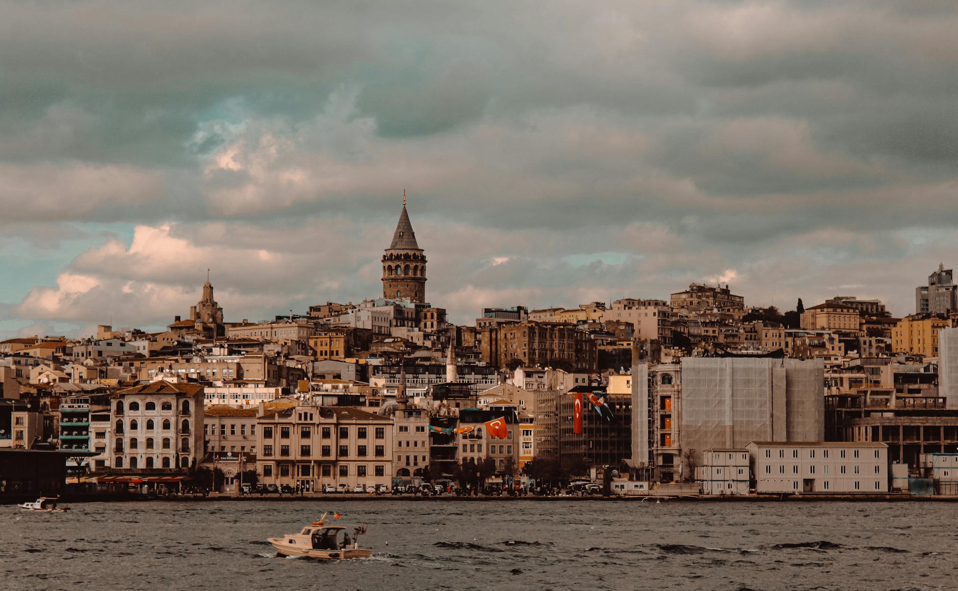 Panorama Stambułu o zachodzie słońca z Wieżą Galata nad nabrzeżem