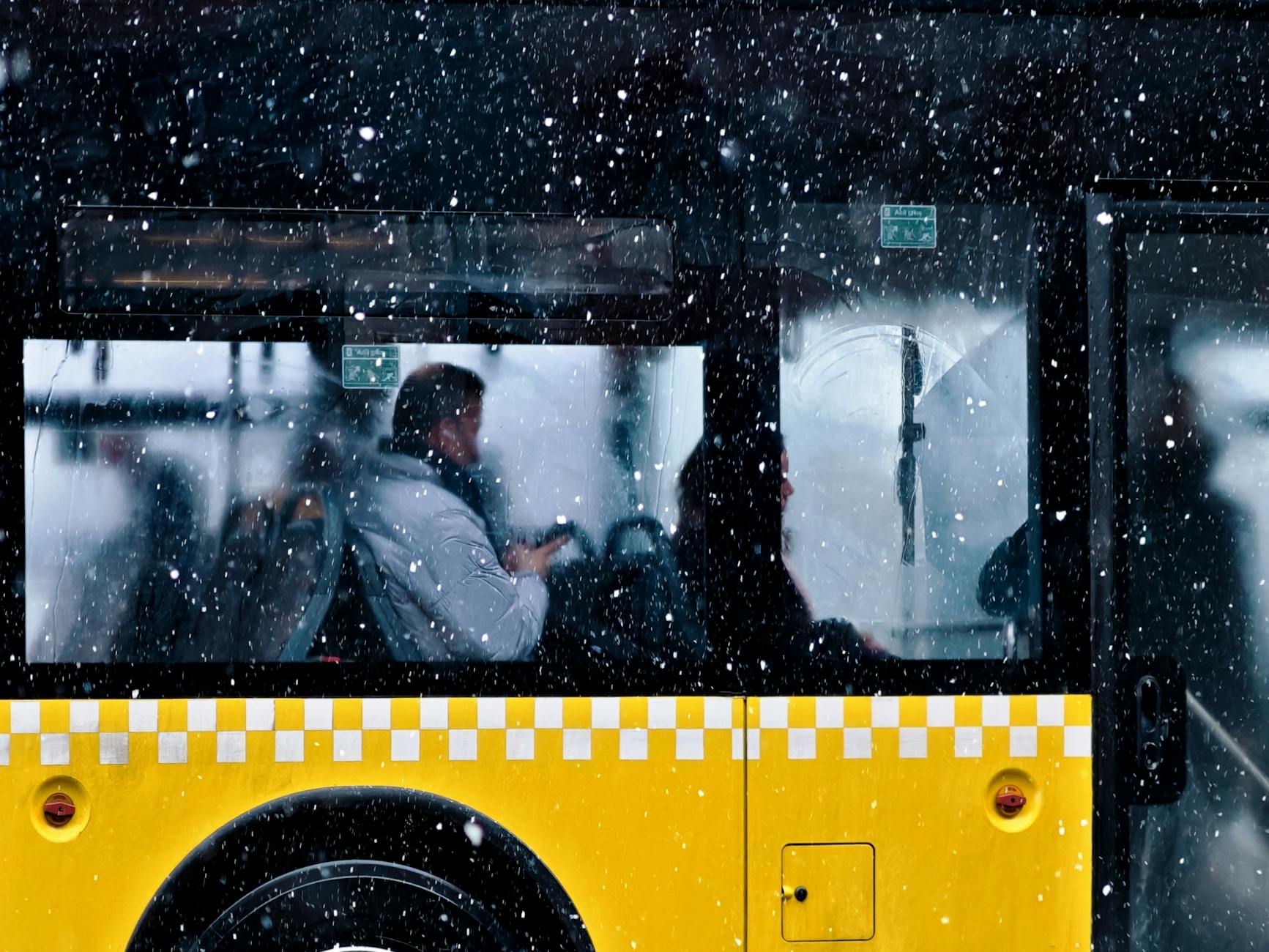 Pasażer w żółtym autobusie podczas śnieżycy w Stambule