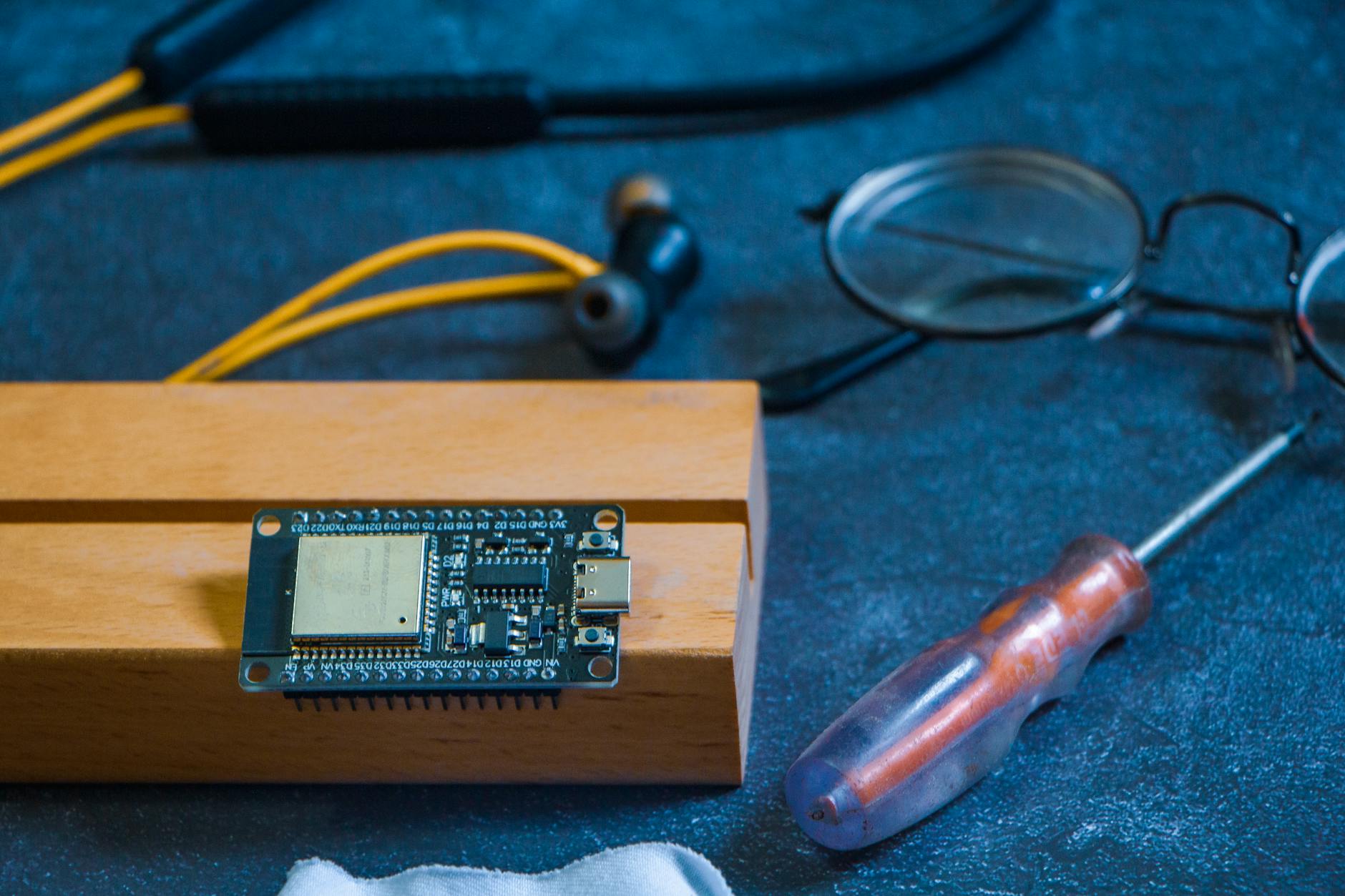 Płytka Arduino z okablowaniem na stole warsztatowym do prototypów IoT
