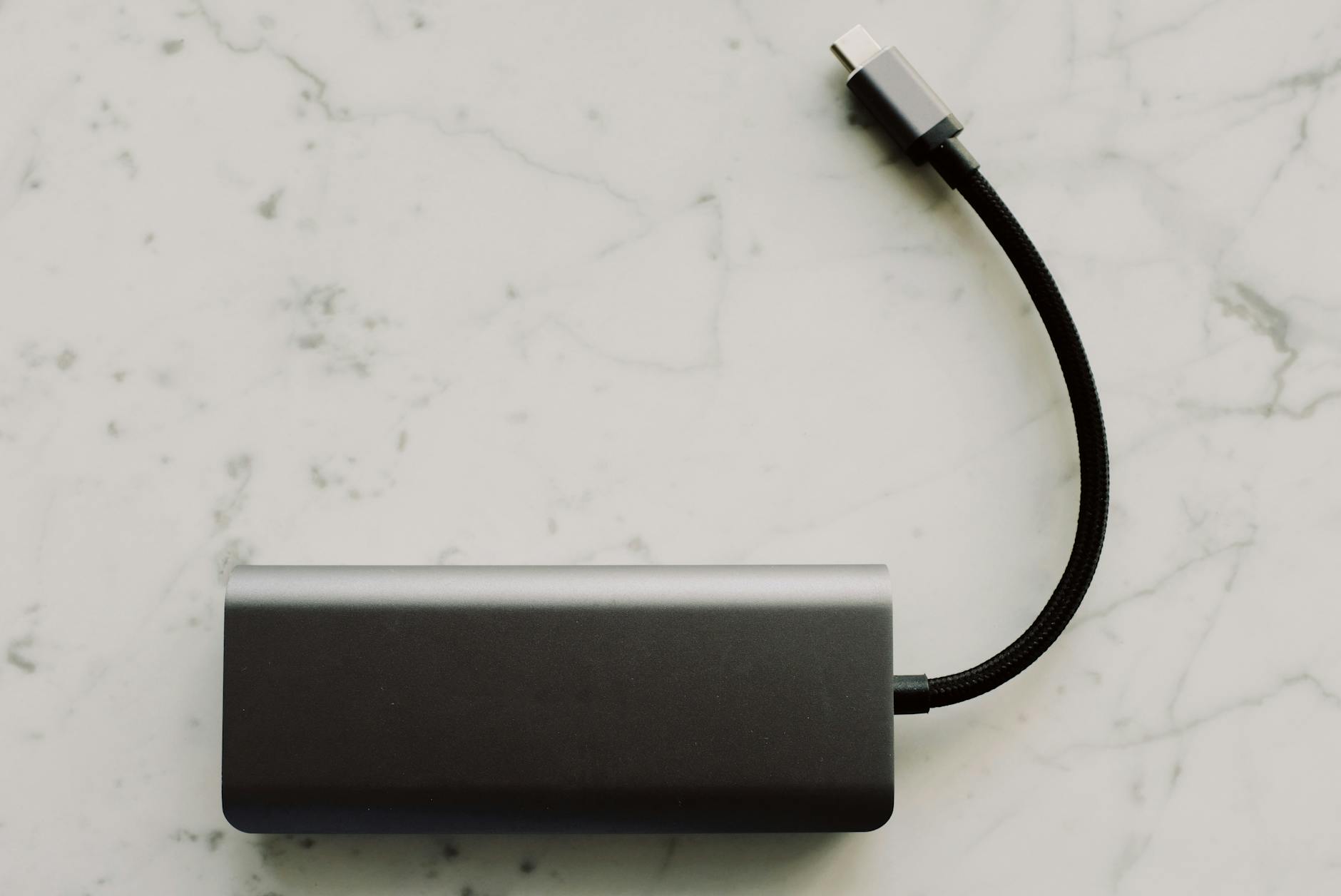 Powerbank z kablem USB-C na marmurowym blacie