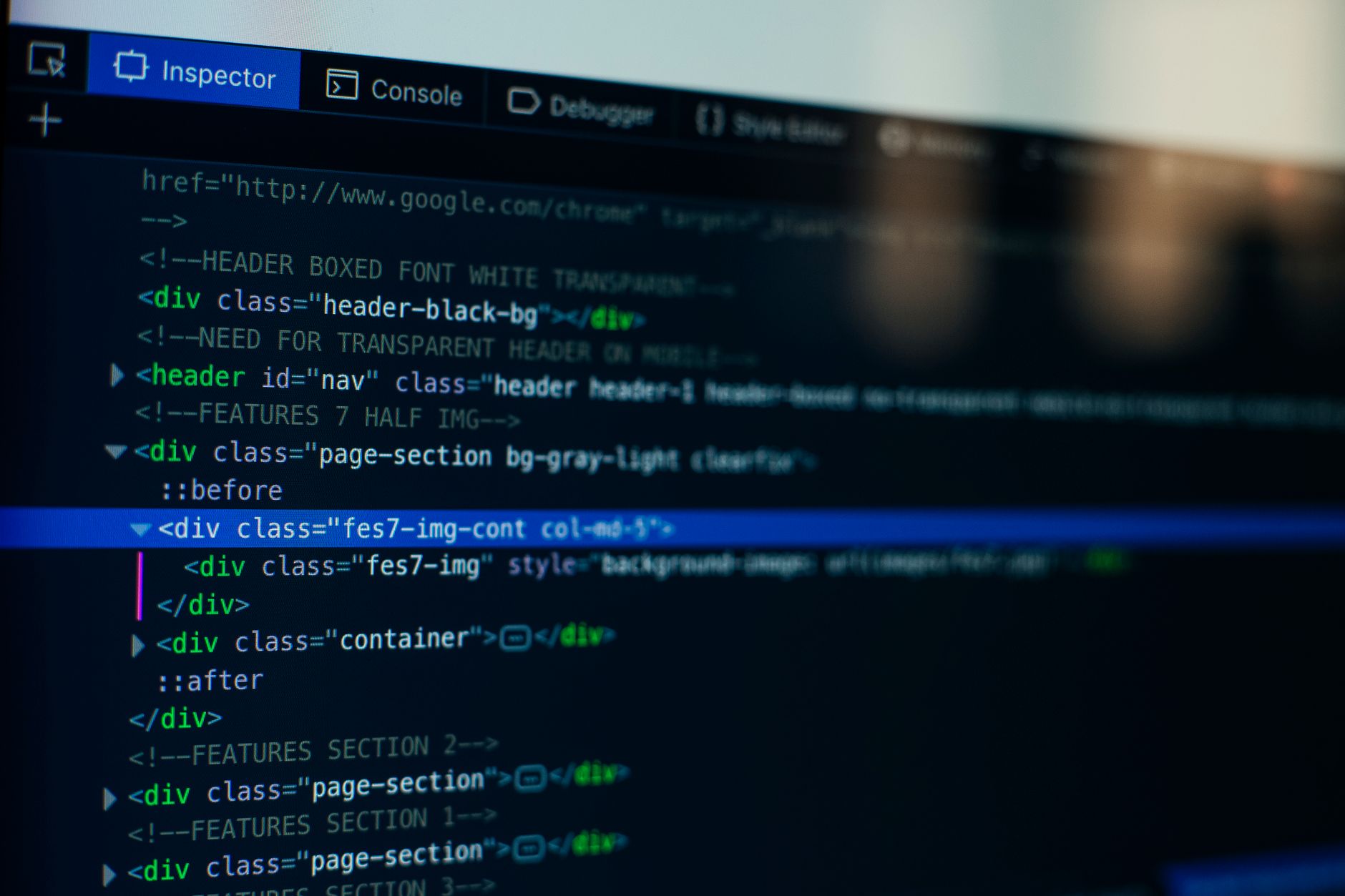 Zbliżenie ekranu komputera z kodem HTML w edytorze programistycznym