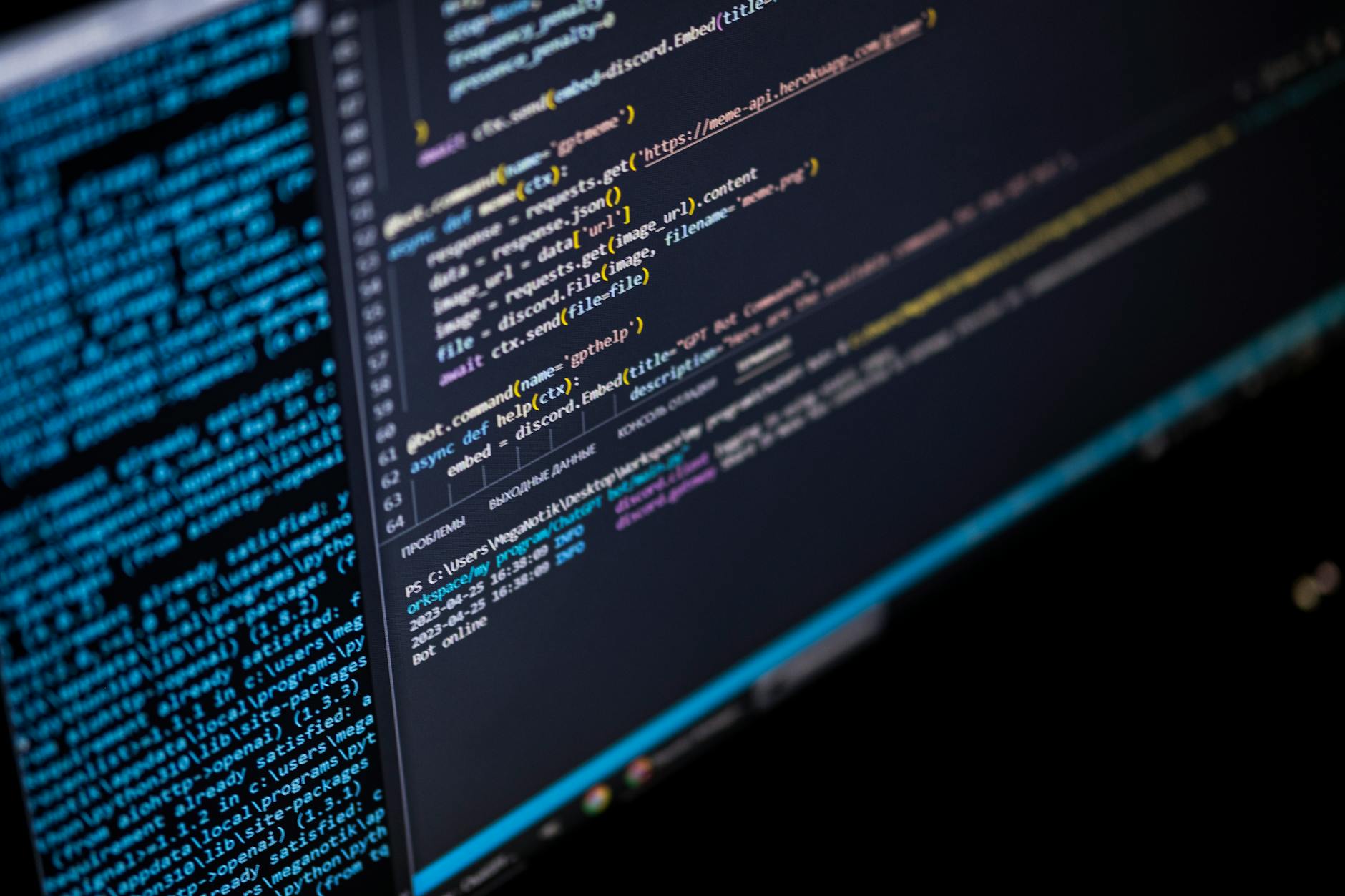 Zbliżenie ekranu z kodem HTML, CSS i JavaScript w edytorze