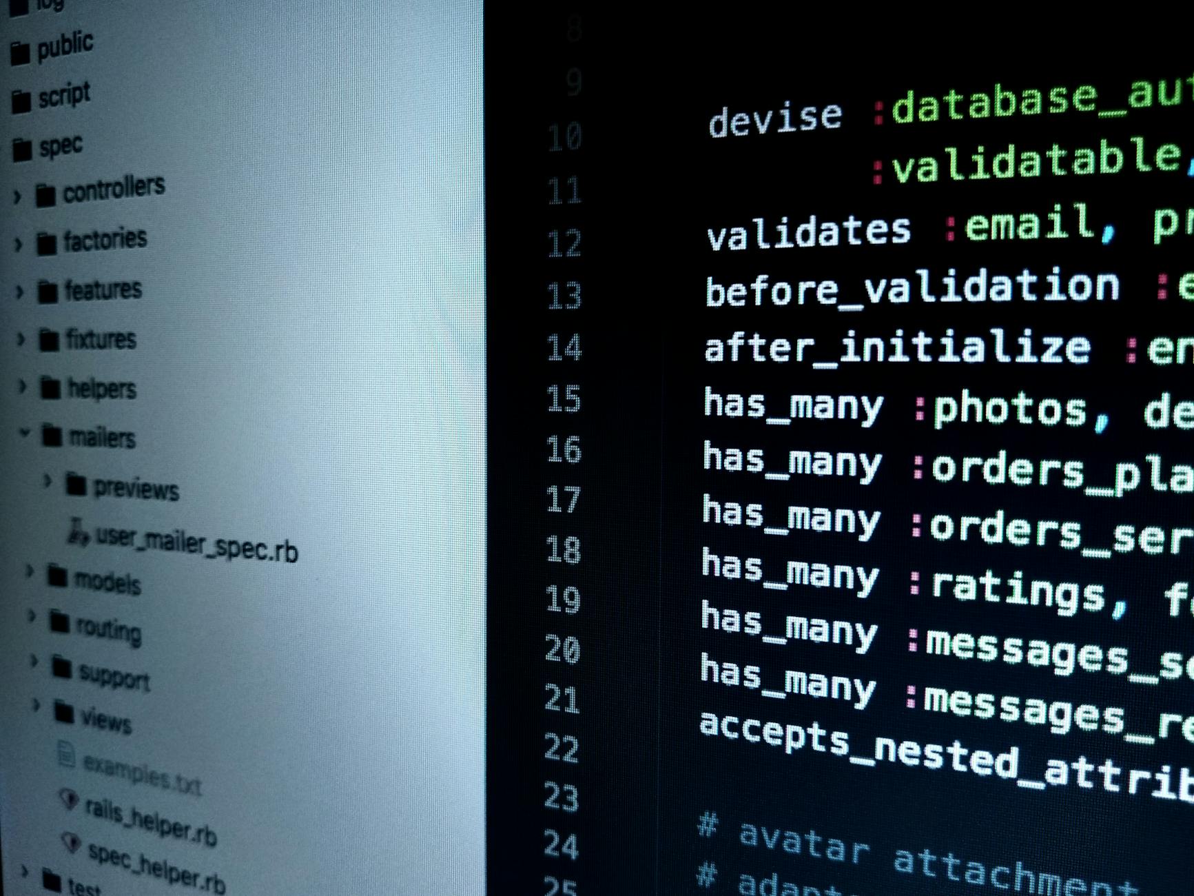 Zbliżenie ekranu z kodem Ruby on Rails w edytorze programistycznym