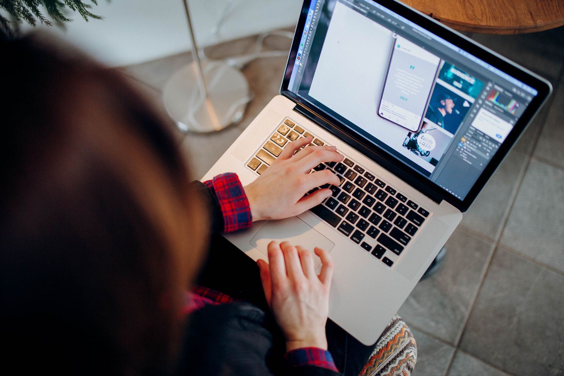 Freelancer IT projektuje grafikę na laptopie przy biurku