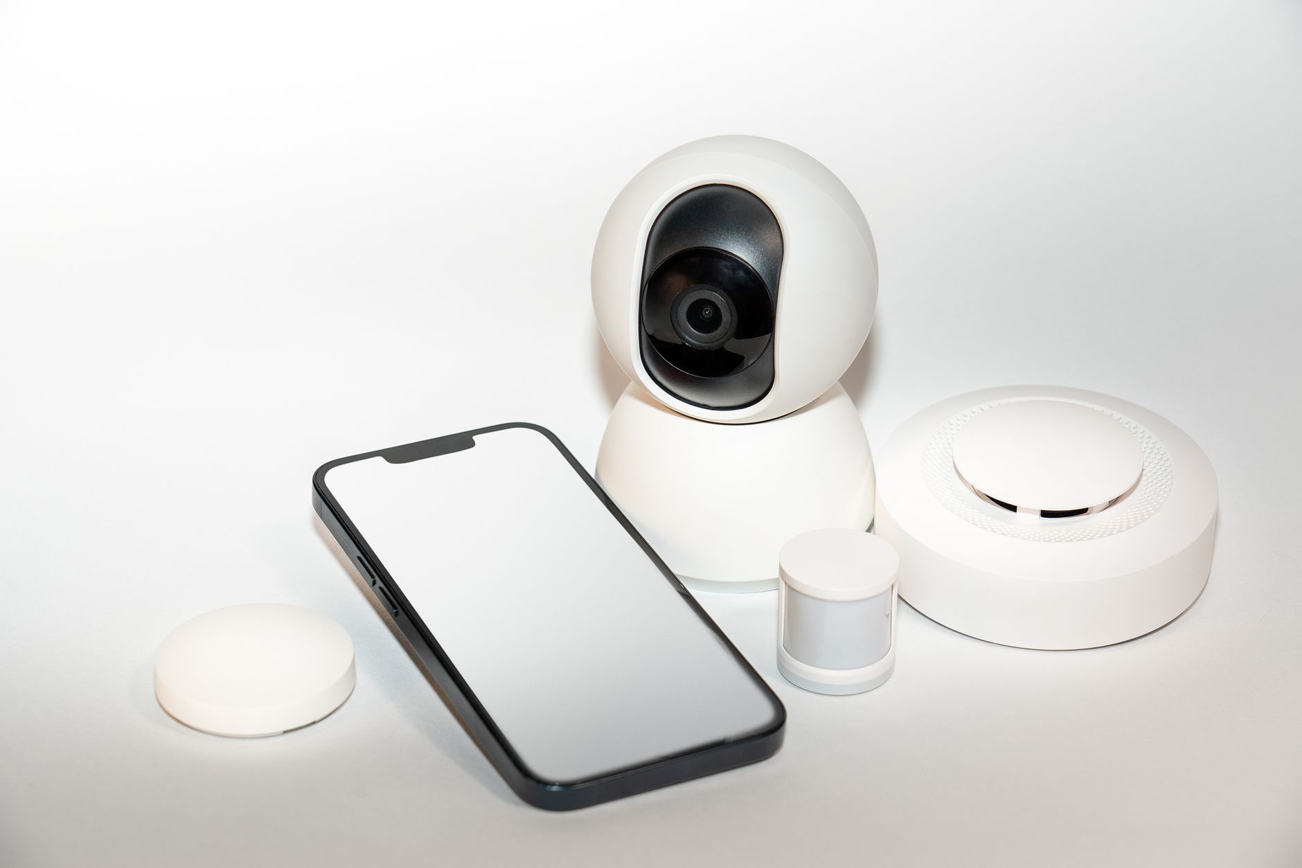 Zestaw domowych urządzeń IoT zabezpieczonych i sterowanych smartfonem Zestaw domowych urządzeń IoT zabezpieczonych i sterowanych smartfonem
