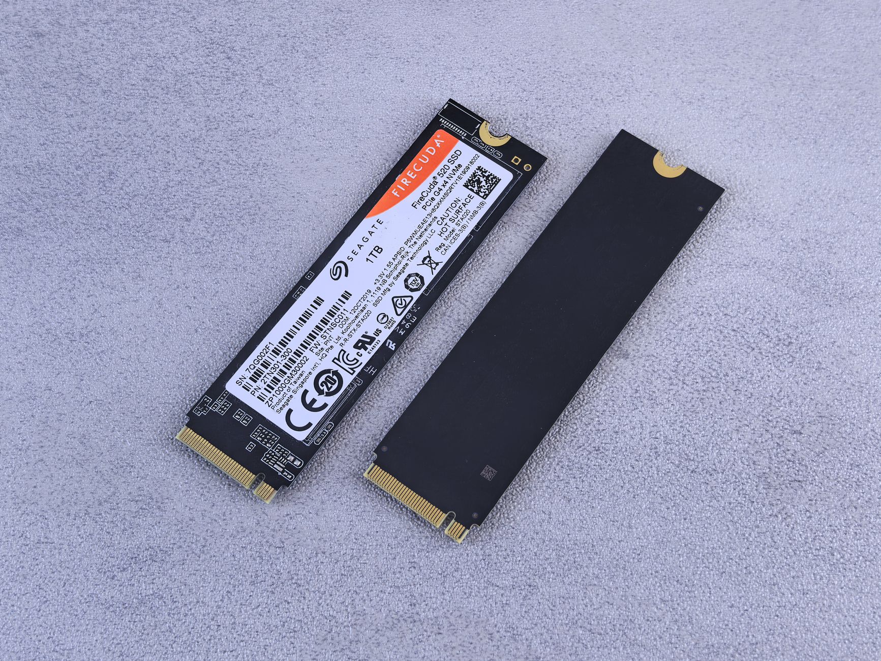Dwa dyski NVMe SSD Seagate FireCuda leżące na szarym tle