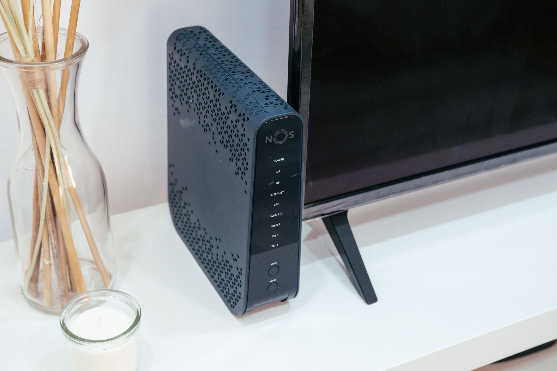 Nowoczesny domowy zestaw z routerem WiFi obok telewizora