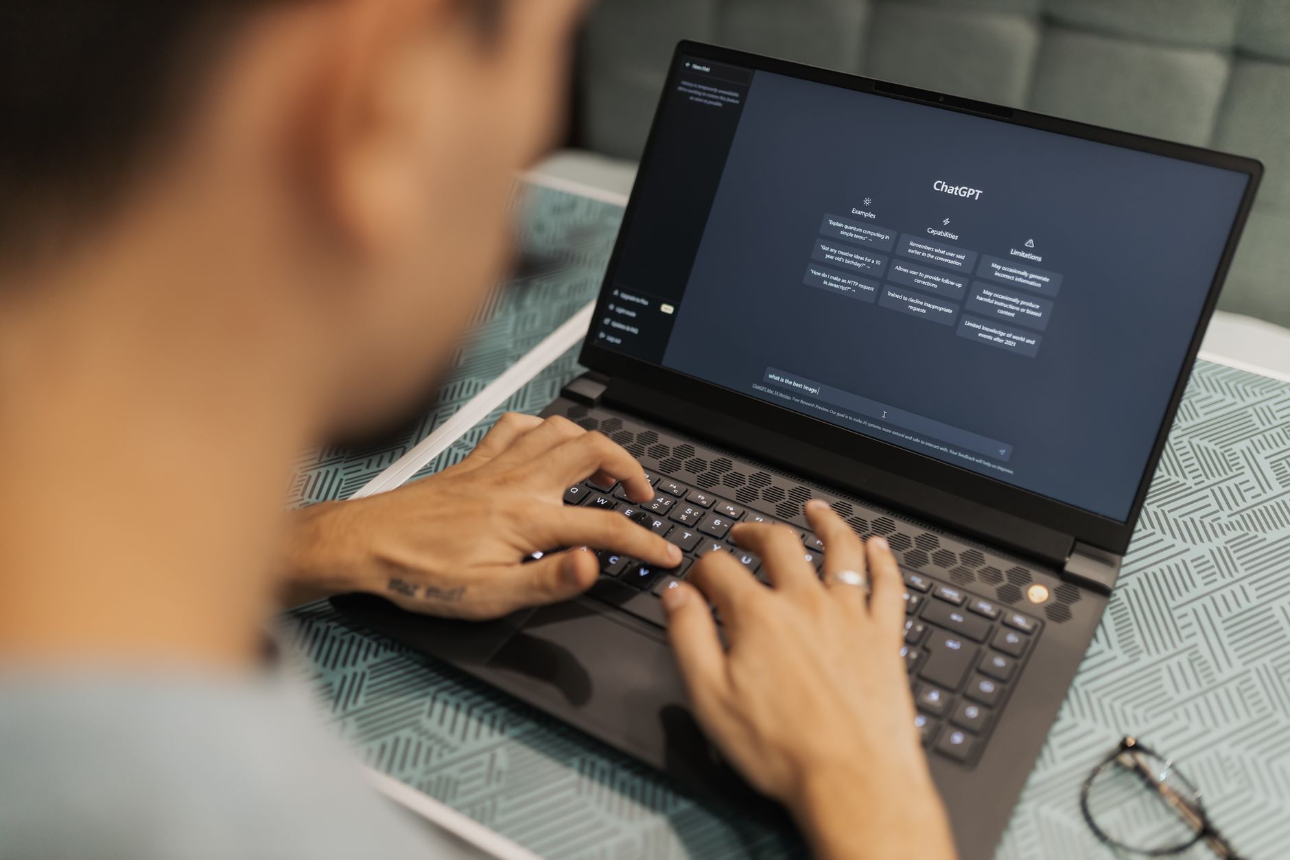 Osoba skupiona przy laptopie z uruchomionym oprogramowaniem AI