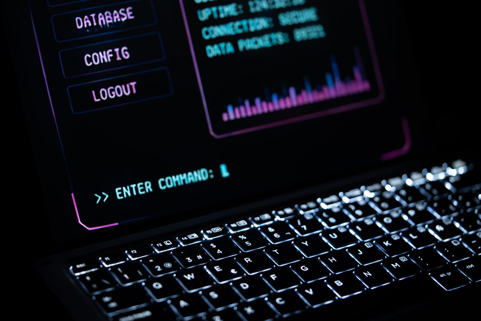 Podświetlona klawiatura laptopa z cyfrowym interfejsem symbolizująca ochronę dan