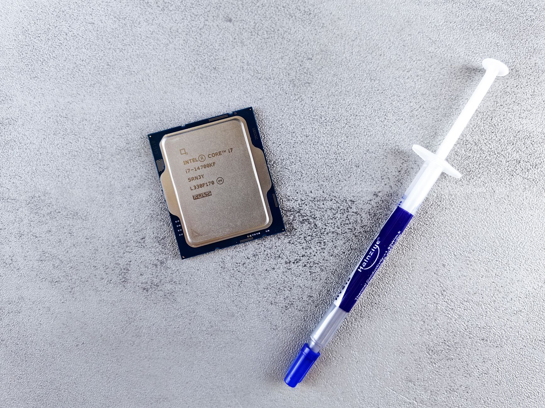 Procesor Intel Core i7 z strzykawką pasty termicznej na biurku